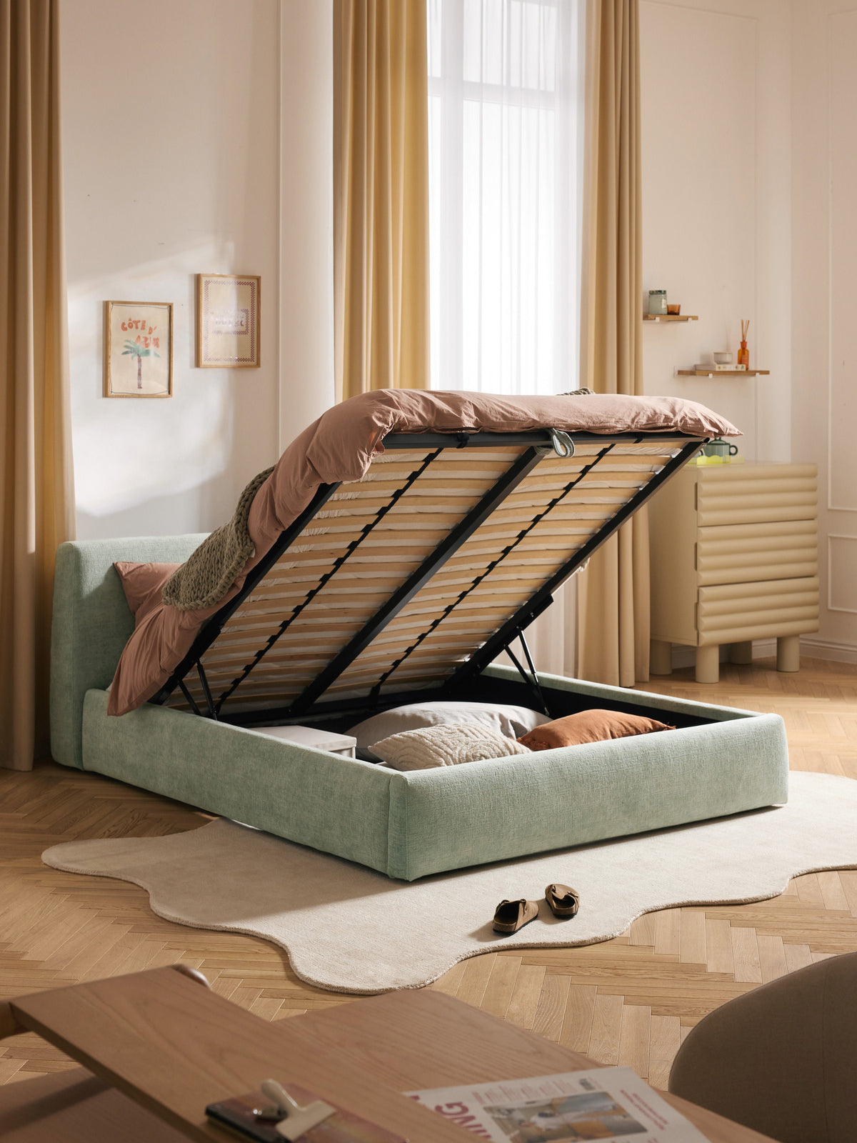 Clovinta Upholstered Storage Bed
