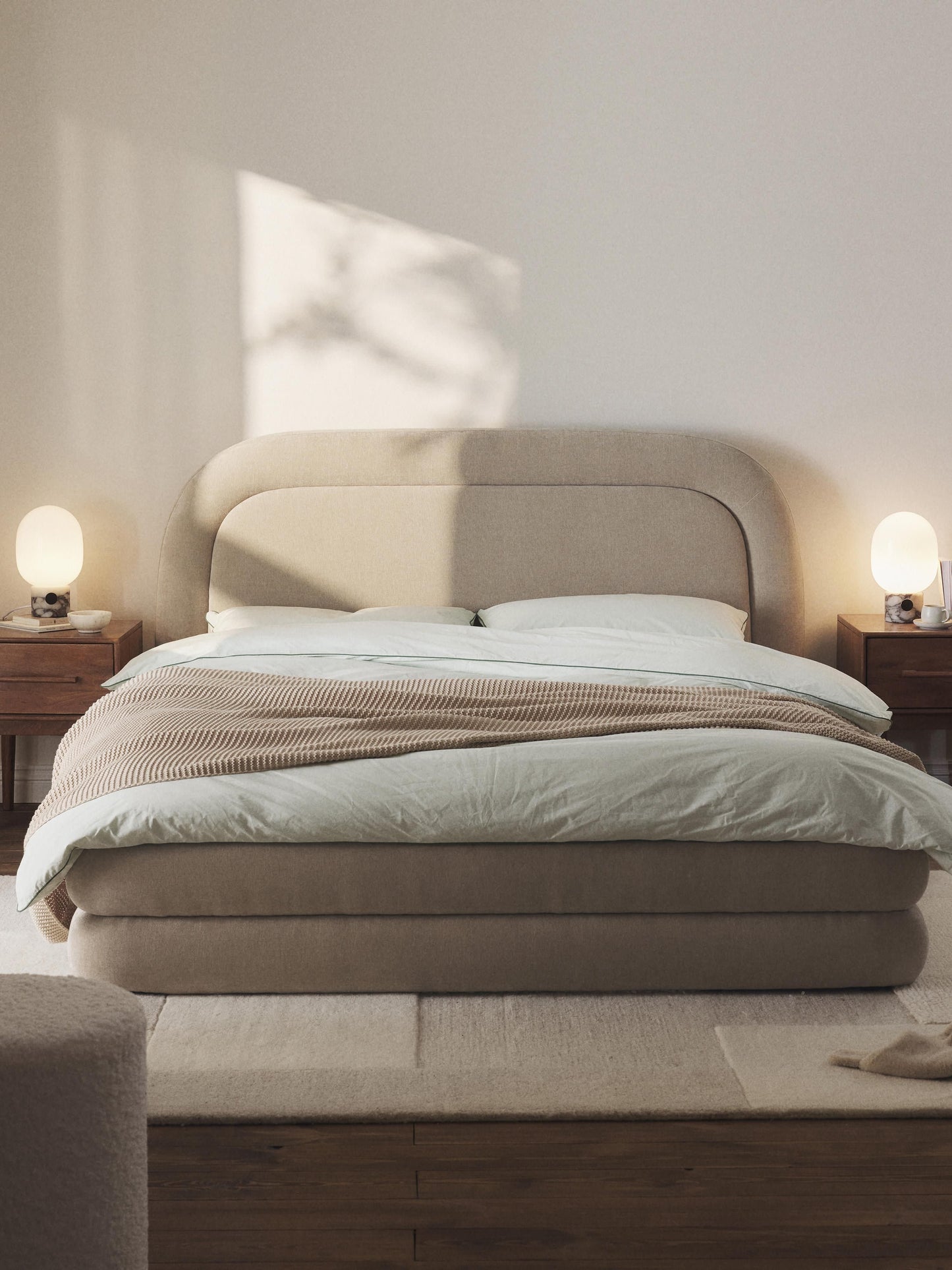 Soltrivo Upholstered Bed
